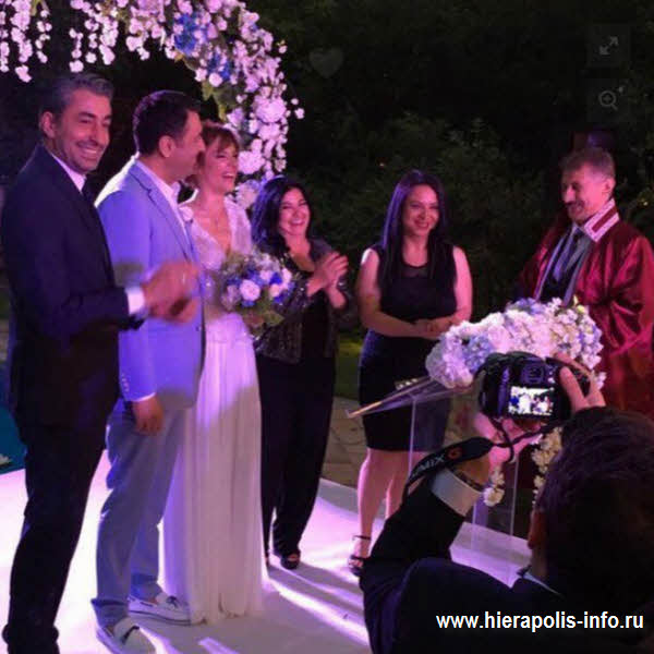 Синем Озтюрк и ее муж Мустафа Услю Фотография свадебное торжество 