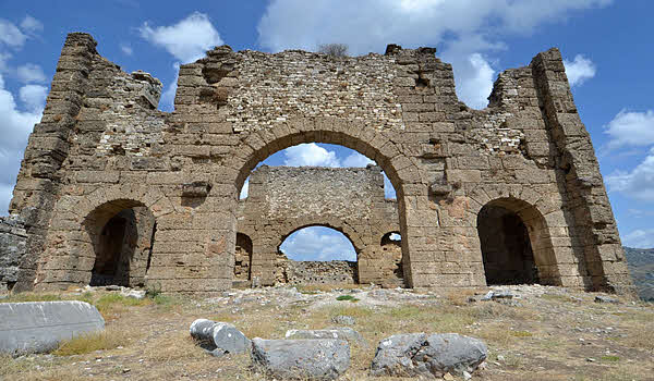 Аспендос в Турции. Базилика фото