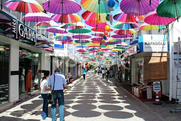Магазины на улице зонтиков в Фетхие
