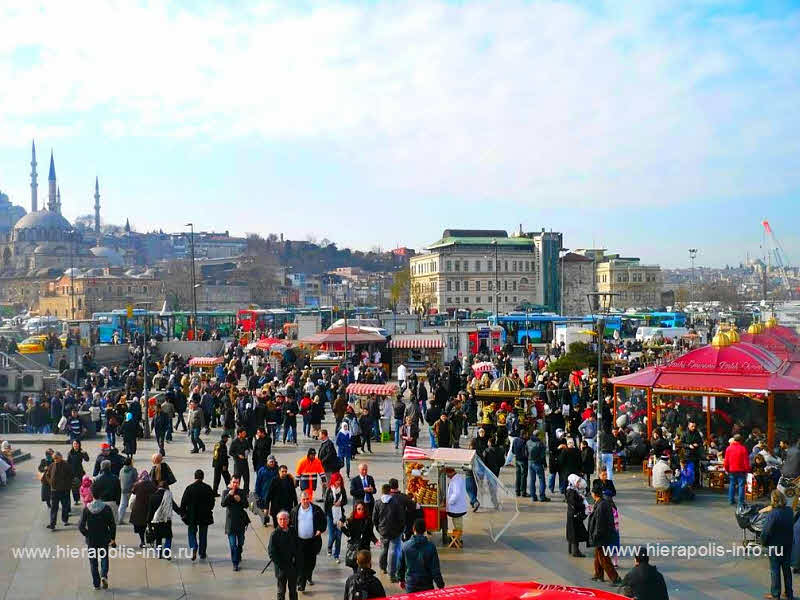 Люди на Эминеню в Стамбуле