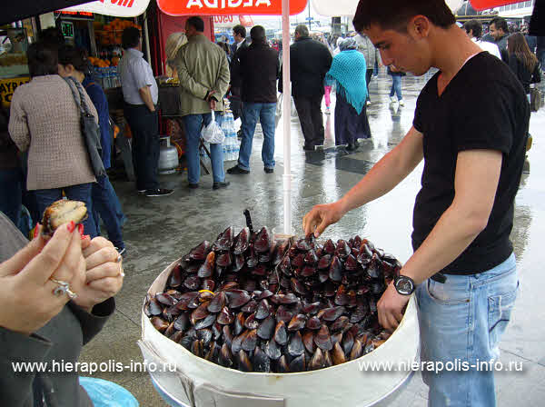 Продавец мидий на площади Эминеню в Стамбуле