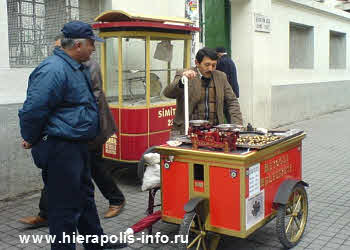 Продавец жаренных каштанов в Стамбуле