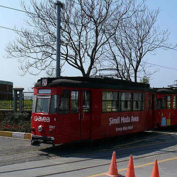 исторический трамвай на азиатском берегу Стамбула