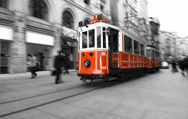 Исторический трамвай на Истикляль в Стамбуле  