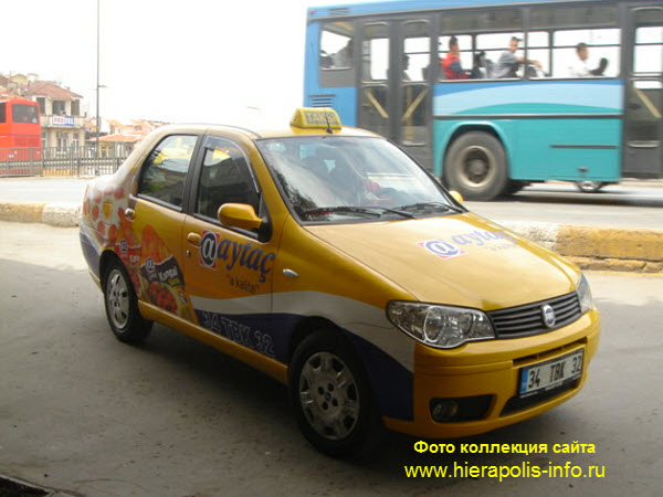 Желтое Такси на обочине улицы в Стамбуле фото